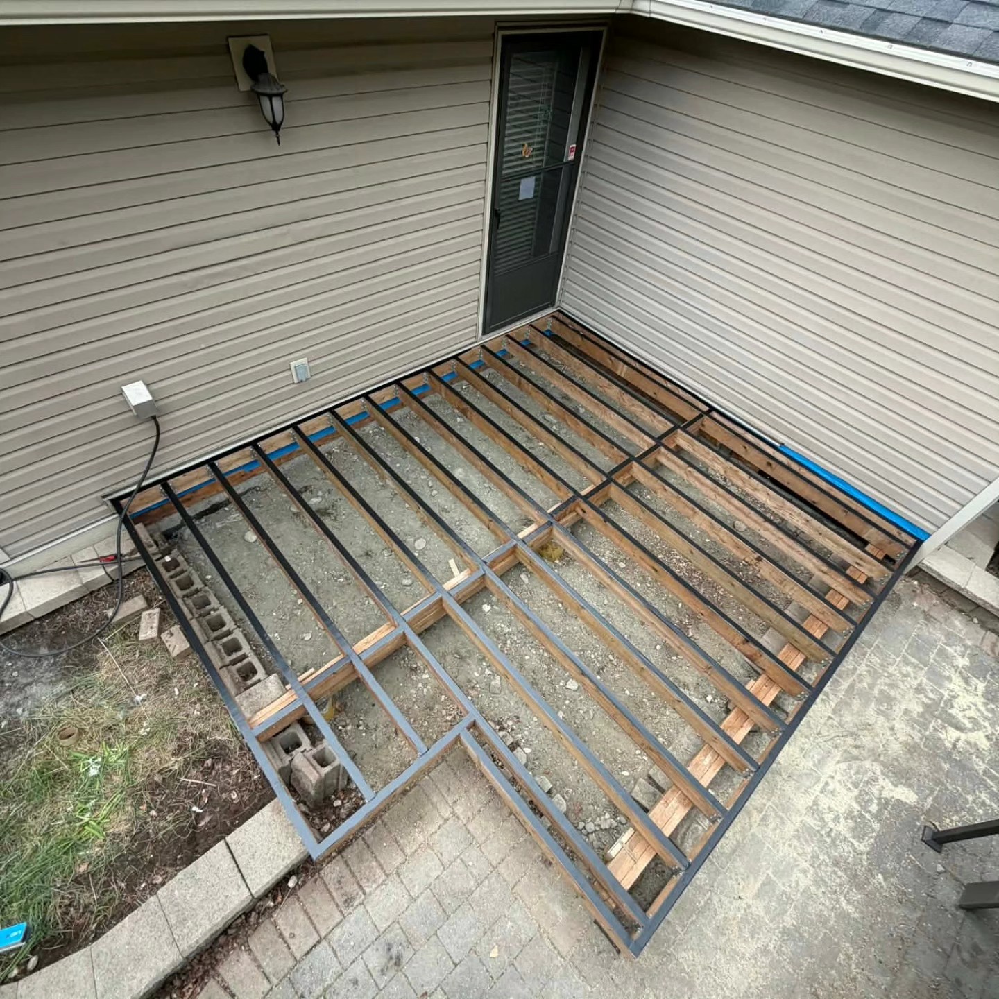 672677234_904358179293333_4212137709972645238_n process : adding metal on top of the wooden structure